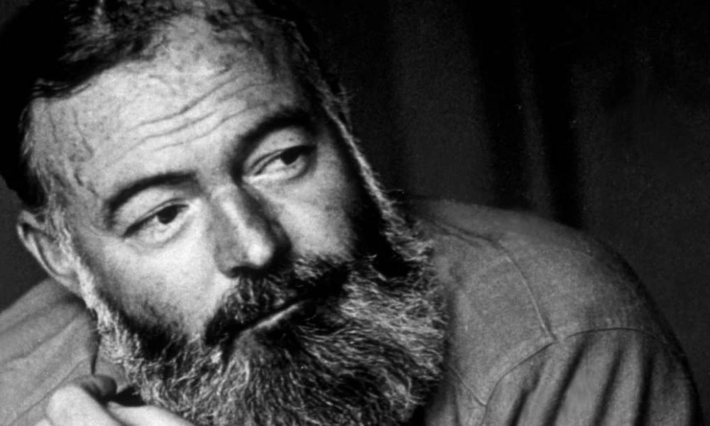Σαν σήμερα... ο σπουδαίος Έρνεστ Χέμινγουεϊ βάζει τέλος στη ζωή του με κυνηγετική καραμπίνα